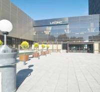 PRENÁJOM kancelárie 27 m2 - Technopol, Kutlíkova ul. - Exteriér kancelárií na Kutlíkovej v Bratislava - Lúky s terasou a zelenými rastlinami.