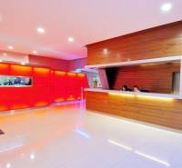 PRENÁJOM kancelárie 27 m2 - Technopol, Kutlíkova ul. - Kancelárie so svetlou podlahou a recepciou v dekoratívnom drevenom štýle.