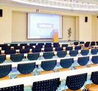 PRENÁJOM kancelárie 27 m2 - Technopol, Kutlíkova ul. - Konferenčná miestnosť v kanceláriách s projektorom a stoličkami, vhodná na prezentácie.