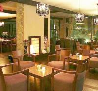 PRENÁJOM kancelárie 27 m2 - Technopol, Kutlíkova ul. - Štýlové kancelárie s podlahou s dreveným dekorom, pohodlným sedením a ambientným osvetlením.