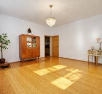 Rodinný dom · Terchová – Biely Potok - Rodinný dom s lustrom, skriňou a podlahou s dreveným dekorom v priestrannej obývačke.