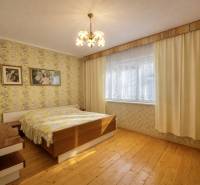 Rodinný dom · Terchová – Biely Potok - Spálňa v rodinnom dome s tapetami, dreveným dekorom a lustrami.