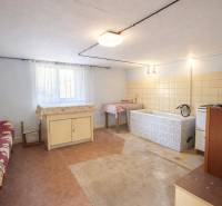 Rodinný dom · Terchová – Biely Potok - Priestranná miestnosť s vaňou, nábytkom a oknom v rodinnom dome.