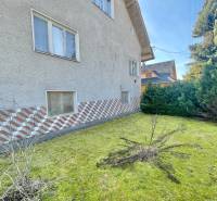 Rodinný dom · Terchová – Biely Potok - Rodinný dom v Terchovej s trávnatým pozemkom, obklopený kríkmi a dekoračným obkladom.