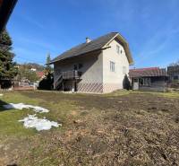 Rodinný dom · Terchová – Biely Potok - Rodinný dom v Terchovej s veľkým dvorom a prístreškom, obklopený trávou a stromami.