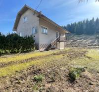 Rodinný dom · Terchová – Biely Potok - Rodinný dom v Terchovej s veľkým trávnatým pozemkom, obklopený stromami.