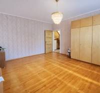 Rodinný dom · Terchová – Biely Potok - Interiér rodinného domu s podlahou s dreveným dekorom, lustrom a vstavanou skriňou.