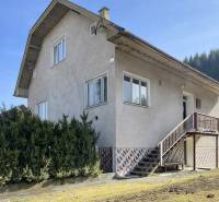 Rodinný dom · Terchová – Biely Potok - Rodinný dom v Terchovej s veľkými oknami, schodiskom a udržiavanou predzáhradkou.