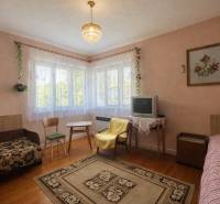 Rodinný dom · Terchová – Biely Potok - Obývacia izba v rodinnom dome s kobercom, televízorom a podlahou s dreveným dekorom.