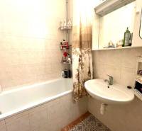 EXKLUZÍVNY PREDAJ - 1 izbový byt, Vodárenská ulica Galanta - Kúpeľňa v 1-izbovom byte s vaňou, zrkadlom a kachličkami na stenách.