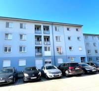 EXKLUZÍVNY PREDAJ - 1 izbový byt, Vodárenská ulica Galanta - Budova s parkoviskom na Vodárenskej ulici v Galante, vhodná pre 1-izbový byt.