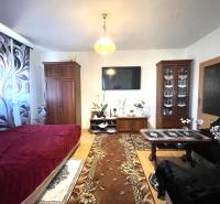 EXKLUZÍVNY PREDAJ - 1 izbový byt, Vodárenská ulica Galanta - Obývacia izba v 1-izbovom byte s podlahou s dreveným dekorom a nábytkom.