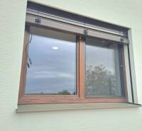 | 4 izbový rodinný dom s krbom a terasov | Slnečná | Ružindol - Fasáda rodinného domu na Slnečnej ulici v Ružindole s dreveným oknom.