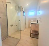 | 4 izbový rodinný dom s krbom a terasov | Slnečná | Ružindol - Kúpeľňa s veľkým sprchovým kútom, podlaha s dreveným dekorom, Rodinný dom.