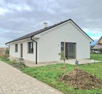 | 4 izbový rodinný dom s krbom a terasov | Slnečná | Ružindol - Rodinný dom na Slnečnej v Ružindole s bielou fasádou a zámkovou dlažbou.