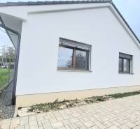 | 4 izbový rodinný dom s krbom a terasov | Slnečná | Ružindol - Rodinný dom na Slnečnej ulici v Ružindole s vonkajšou terasou a záhradou.