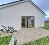 | 4 izbový rodinný dom s krbom a terasov | Slnečná | Ružindol - Rodinný dom na Slnečnej ulici v Ružindole s terasou a bicyklom.