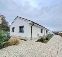 | 4 izbový rodinný dom s krbom a terasov | Slnečná | Ružindol - Rodinný dom na Slnečnej ulici v Ružindole s bielou fasádou a dlažbou.