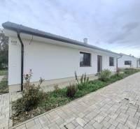 | 4 izbový rodinný dom s krbom a terasov | Slnečná | Ružindol - Rodinný dom na Slnečnej ulici v Ružindole s dláždeným chodníkom a záhradou.