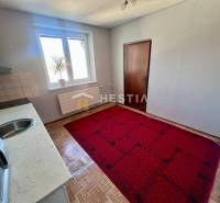 NOVINKA 3 izbový byt v Brezovej pod Bradlom s krásnym výhľadom - Kuchyňa 3-izbového bytu s kobercom, podlahou s dreveným dekorom a jednoduchým zariadením.