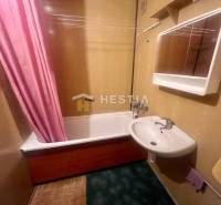 NOVINKA 3 izbový byt v Brezovej pod Bradlom s krásnym výhľadom - Kúpeľňa s umývadlom a vaňou v 3-izbovom byte, ružový záves pridáva výrazný prvok.