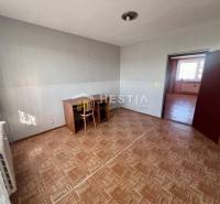 NOVINKA 3 izbový byt v Brezovej pod Bradlom s krásnym výhľadom - Izba v 3-izbovom byte s podlahou s dreveným dekorom a jednoduchým pracovným stolom.