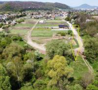 NA PREDAJ STAVEBNÝ POZEMOK  V DOSAHU MHD PREŠOV - HANISKA - Letecký pohľad na pozemky v Haniske obklopené zeleňou a cestnou infraštruktúrou.