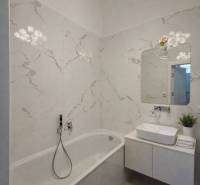 NA PRENÁJOM,Nadštandardný 3-izbový tehlový byt s parkingom,Mlynská ul. - Kúpeľňa s vaňou, umývadlom, zrkadlom a dekoratívnym svietidlom v 3-izbovom byte.