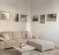 NA PRENÁJOM,Nadštandardný 3-izbový tehlový byt s parkingom,Mlynská ul. - Obývačka v 3-izbovom byte s béžovou sedačkou, stolíkom, obrazmi a podlahou s dreveným dekorom.