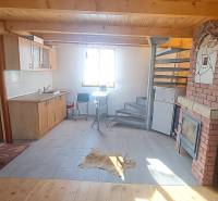 Predaj ,drevená chatka v obci Kráľovce Krnišov - Chata s kuchyňou, špirálovým schodiskom a podlahou s dreveným dekorom.