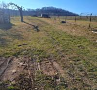 Predaj ,drevená chatka v obci Kráľovce Krnišov - Rozľahlý dvor s drevenými paletami v blízkosti chaty pri Kráľovciach Krnišove.