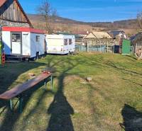 Predaj ,drevená chatka v obci Kráľovce Krnišov - Stavebný pozemok v Kráľovciach Krnišove s miešačkou a prívesnými vozíkmi na dvore.