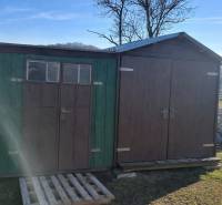 Predaj ,drevená chatka v obci Kráľovce Krnišov - Drevené prístrešky a paleta v záhrade chaty v Kráľovciach Krnišove.