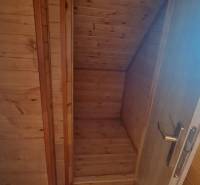 Predaj ,drevená chatka v obci Kráľovce Krnišov - Drevený interiér v chate s dreveným dekorom a schodiskom.