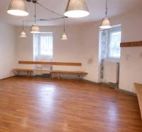 Na prenájom obchodný priestor 148m2, Štúrova, Štúrova, Staré Mesto - Obchodné priestory s podlahou s dreveným dekorom, lavicami a zavesenými lampami.