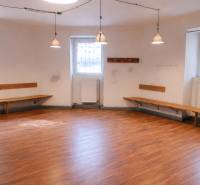 Na prenájom obchodný priestor 148m2, Štúrova, Štúrova, Staré Mesto - Obchodné priestory so stenami, lavicami a podlahou s dreveným dekorom, osvetlené závesnými lampami.