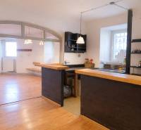 Na prenájom obchodný priestor 148m2, Štúrova, Štúrova, Staré Mesto - Obchodné priestory s barovým pultom a podlahou s dreveným dekorom. Svetlá miestnosť s oknami.