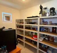 ZĽAVA!! NA PREDAJ RODINNÝ DOM V ZEMIANSKEJ OLČI – PO REKONŠTRUKCII - Špajza v rodinnom dome s policami plnými zásob a kuchynskými spotrebičmi.