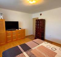 ZĽAVA!! NA PREDAJ RODINNÝ DOM V ZEMIANSKEJ OLČI – PO REKONŠTRUKCII - Izba v rodinnom dome s televíziou, skriňou, kachľovou pecou a podlahou s dreveným dekorom.