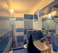 ZĽAVA!! NA PREDAJ RODINNÝ DOM V ZEMIANSKEJ OLČI – PO REKONŠTRUKCII - Kúpeľňa v rodinnom dome s modro-bielymi kachličkami, umývadlom a sprchovým kútom.