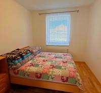 ZĽAVA!! NA PREDAJ RODINNÝ DOM V ZEMIANSKEJ OLČI – PO REKONŠTRUKCII - Spálňa v rodinnom dome s posteľou a podlahou s dreveným dekorom.