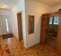 ZĽAVA!! NA PREDAJ RODINNÝ DOM V ZEMIANSKEJ OLČI – PO REKONŠTRUKCII - Chodba v rodinnom dome s podlahou s dreveným dekorom a vstavanou saunou.