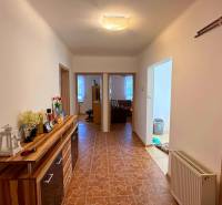 ZĽAVA!! NA PREDAJ RODINNÝ DOM V ZEMIANSKEJ OLČI – PO REKONŠTRUKCII - Chodba v rodinnom dome s dlažbou a dreveným dekorom skrinky.