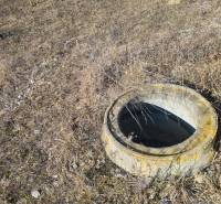 Na predaj krásny slnečný pozemok Nové Zámky ! - Betónová šachta na pozemku určenom na bývanie v Nových Zámkoch.