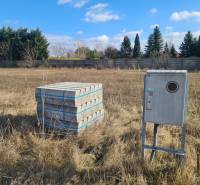 Na predaj krásny slnečný pozemok Nové Zámky ! - Pozemok na bývanie v Nových Zámkoch s betonovou dlažbou a elektrickou skrinkou.