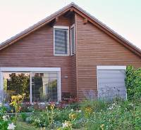 Rodinný dom s veľkou záhradou - Ružinov  - Rodinný dom na Strednej ulici v Bratislave - Ružinove s bujnou záhradou.