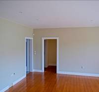 Rodinný dom s veľkou záhradou - Ružinov  - Rodinný dom s podlahou s dreveným dekorom, svetlé steny a dvere s bielymi rámami.