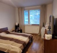 PREDAJ: 4 izbový byt s balkónom, 82 m2 - KOMÁRNO - Spálňa v 4-izbovom byte s podlahou s dreveným dekorom a veľkou posteľou.