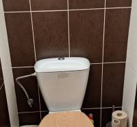 PREDAJ: 4 izbový byt s balkónom, 82 m2 - KOMÁRNO - Toaleta s podlahou v drevenom dekore v 4-izbovom byte.