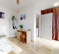 DOBROHOŠŤ- Prenájom  3i zariadeného bytu s predzáhradkou a parkingom - Pracovný kútik v 3-izbovom byte s podlahou s dreveným dekorom a svetlou stenou.